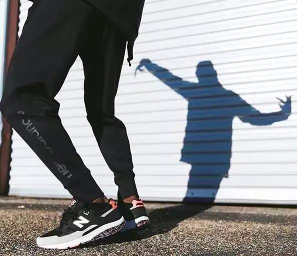 春款休闲鞋怎样搭出时尚感,运动鞋如何穿的知性优雅减龄