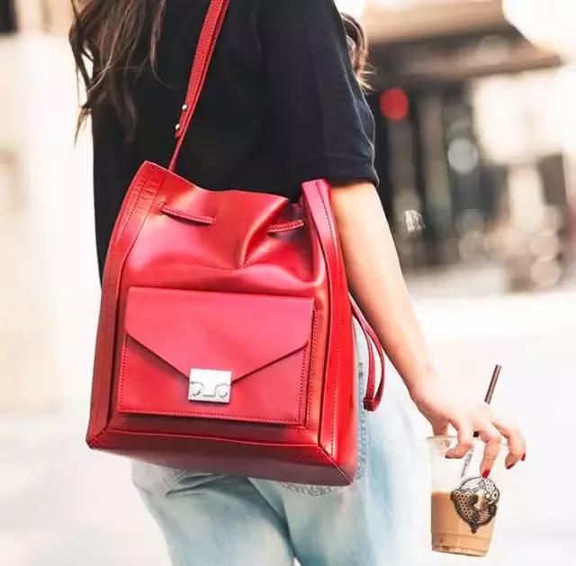 她颜值普通，又矮又穷，但奢侈大牌抢着送她包！