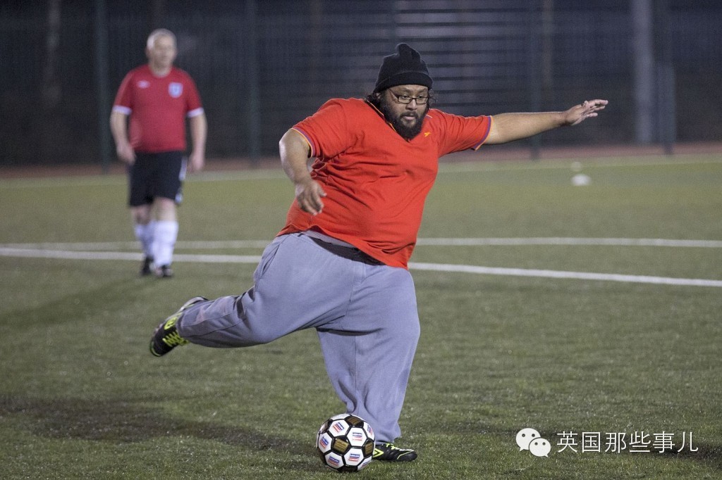 只有胖子才能踢的英国胖超足球联赛....这画风有点甜....