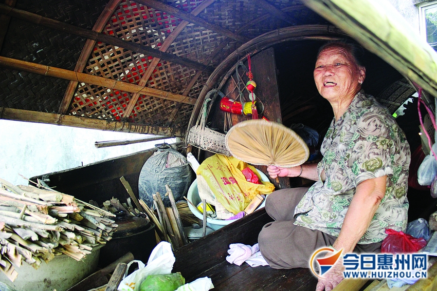 84岁老人与一艘小船的生活天天到船上祈福