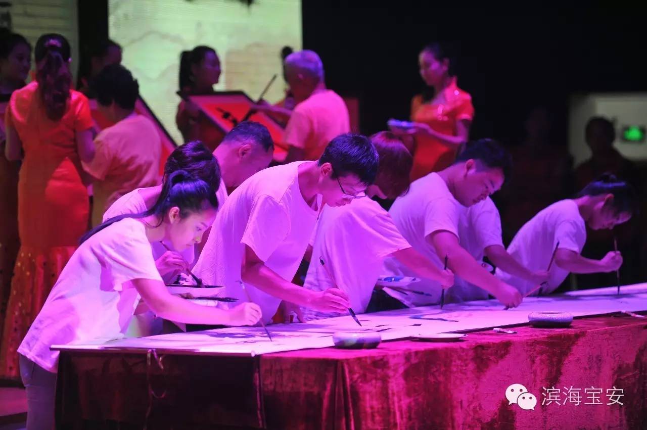 昨天，松岗人体验了一把公共文化服务带来的阳光雨露......