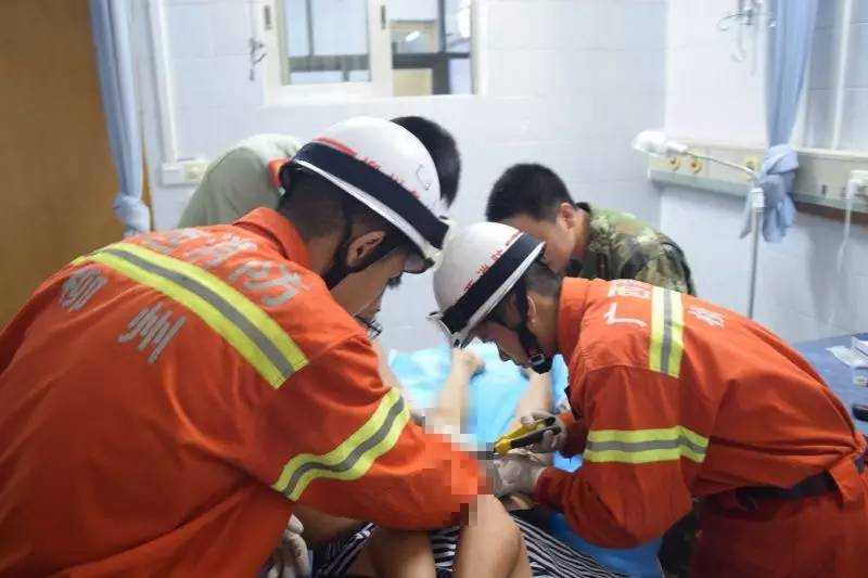 痛18岁阿弟命根被戒指套住2天越来越大取不出了才..