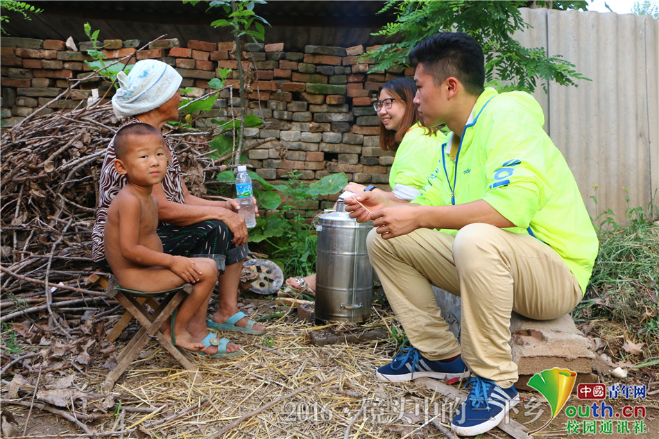 聊城大学学子文化下乡服务国学经典“邮递员”