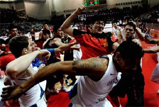 如何看待吴悠在昆明的群殴事件,吴悠打球时被对手群殴