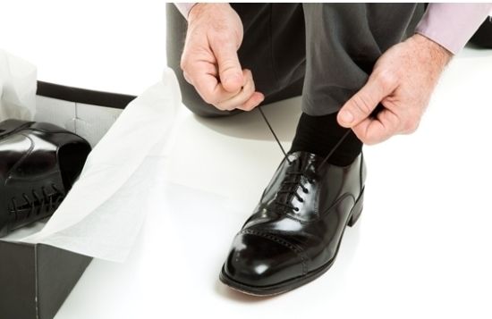 怎么去除皮鞋上的污渍,白色皮鞋去污渍小妙招