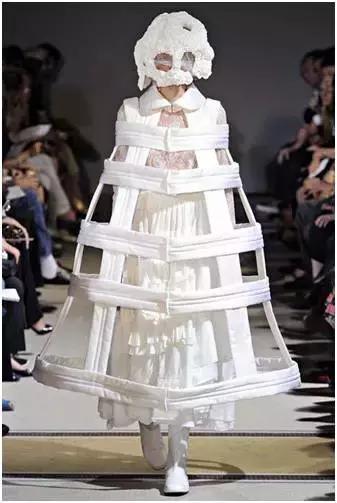 时日谈丨不仅仅是小红心川久保玲的解构主义风格探析