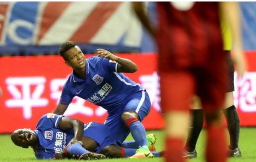 断腿瞬间足球,中超断腿惨案