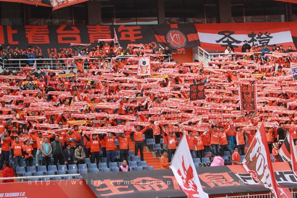 欧洲球迷看台震撼原声,死忠球迷看台有什么不一样