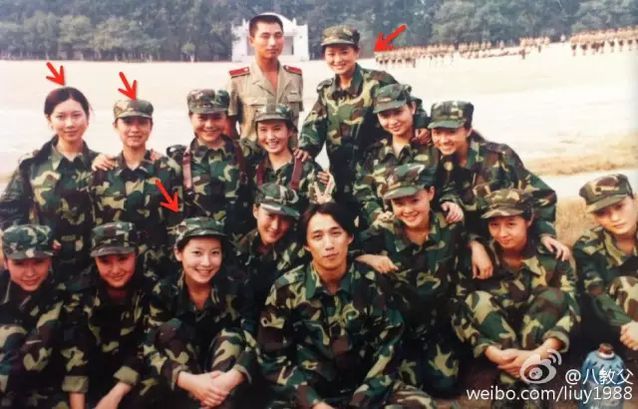 李易峰看赵丽颖的眼神假装不熟,看到李易峰和赵丽颖就精神抖擞