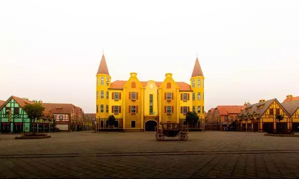 成都附近的旅游景点推荐四姑娘山,距成都五个多小时的地方