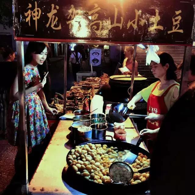 不忍直视！这群人又开始在汴河街蹭吃蹭喝了！