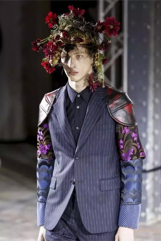 时日谈丨不仅仅是小红心川久保玲的解构主义风格探析