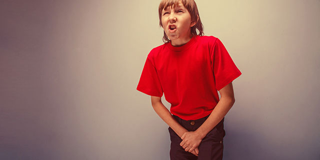 踩着小凳子蹲马桶,踩着马桶上厕所