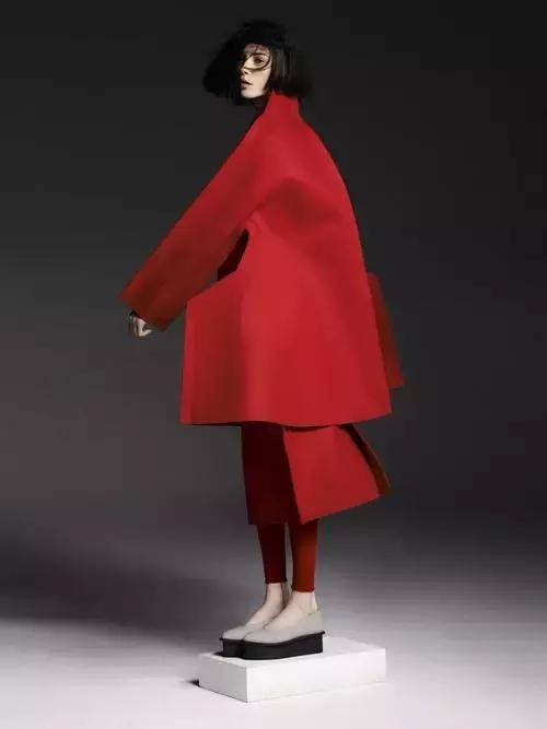 时日谈丨不仅仅是小红心川久保玲的解构主义风格探析