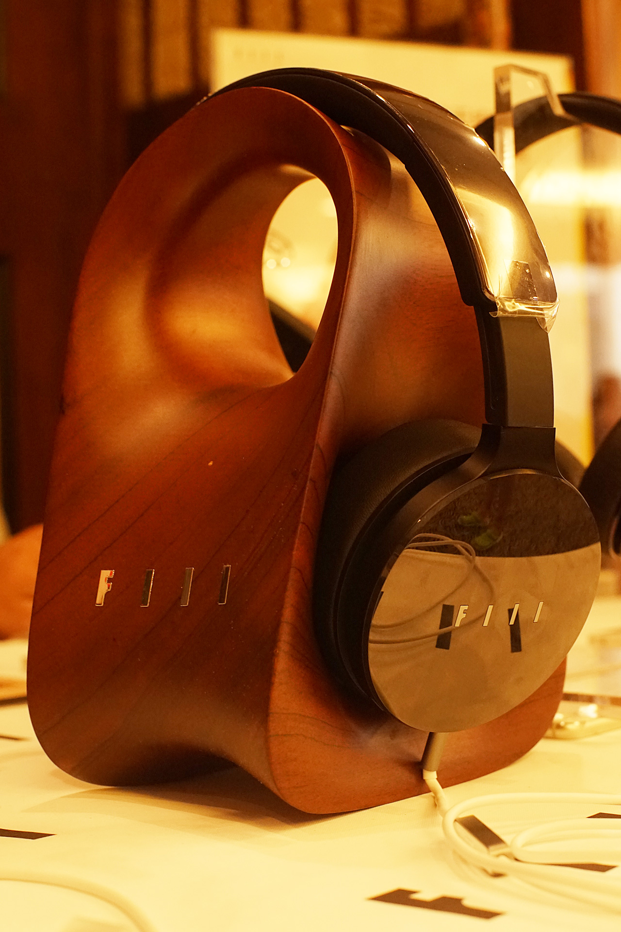 某IT垂直网站四度转手失败，只能开展会卖HIFI耳机器材了？