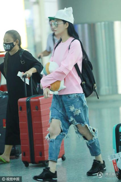 娄艺潇百变大咖秀变装,娄艺潇一身减龄搭配现身