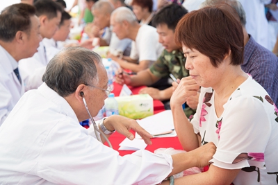 蓝十字脑科医院华漕镇旅游购物节为市民送健康