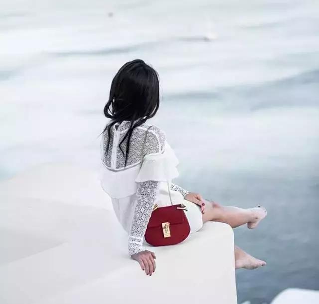 她颜值普通，又矮又穷，但奢侈大牌抢着送她包！