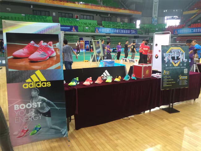 阿迪达斯最近状况,阿迪达斯2000元羽毛球拍