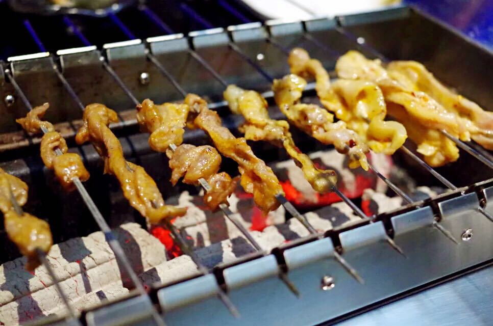 第一次吃烧烤串被惊艳,山洞里吃饭是一种什么体验