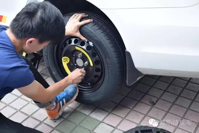 2018款速腾豪华版如何换备胎,23款速腾1.5t超越版备胎怎么换