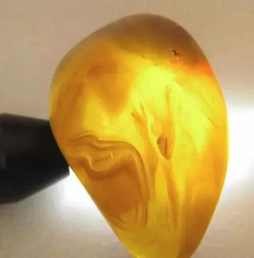 造假蜜蜡的骗局看完一秒揭穿,蜜蜡造假到底有多可怕