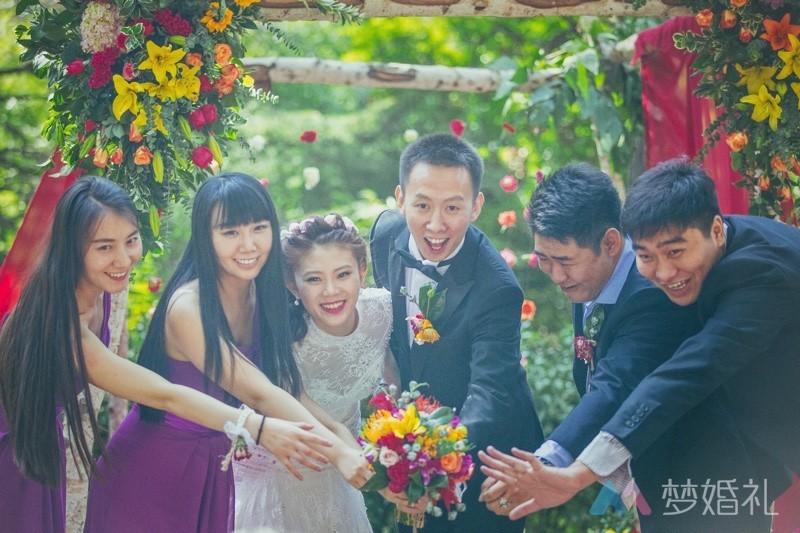 这场还原“暮光之城”的波西米亚婚礼，一只心机柯基成功抢镜