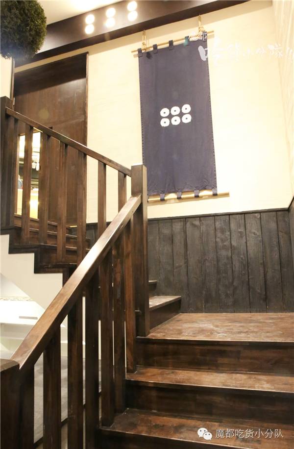 这家店进门要先鞠躬，招牌只在晚上有！