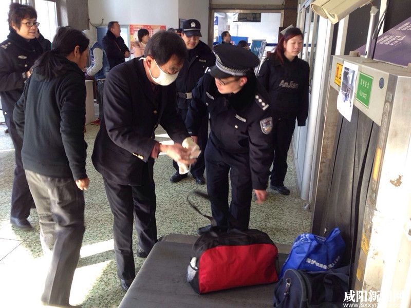 咸阳铁警严阵以待保春运平安护卫犬首次亮相车站