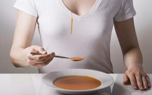 白色的衣服染上污渍怎么洗掉妙招,白色衣服沾上果汁怎么洗掉