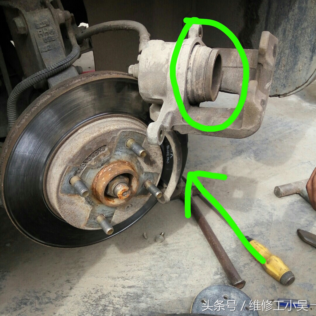 别克老凯越更换刹车片，怪不得车主说前轮刹车没有后轮的灵敏！