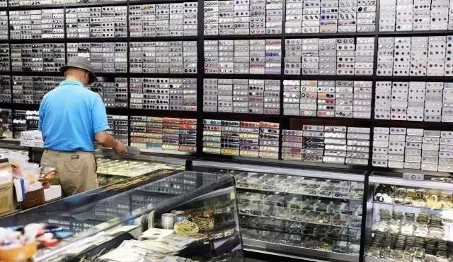 老房子里收藏有100万颗纽及巧手妈妈家族三代人缝缝补补的故事