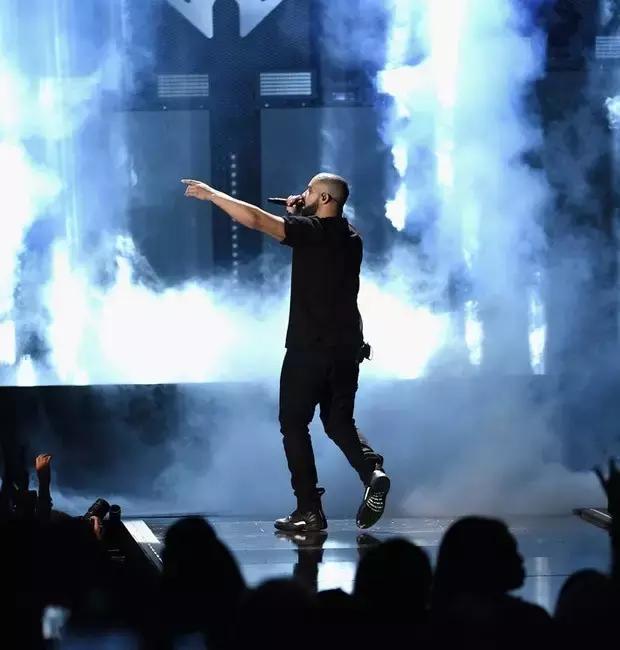 欧美高级感球鞋穿搭,明星们的球鞋穿搭