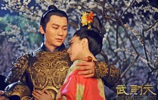 竟然有人夸大红雨衣配猪肠惊艳，别再绑着前男友炒作行吗