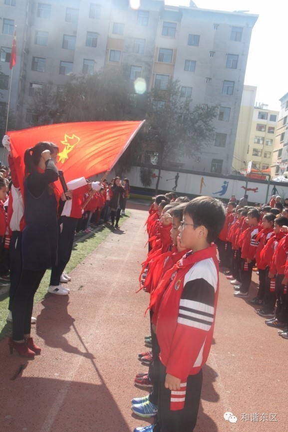 建队日红领巾该怎么拿,红领巾集结