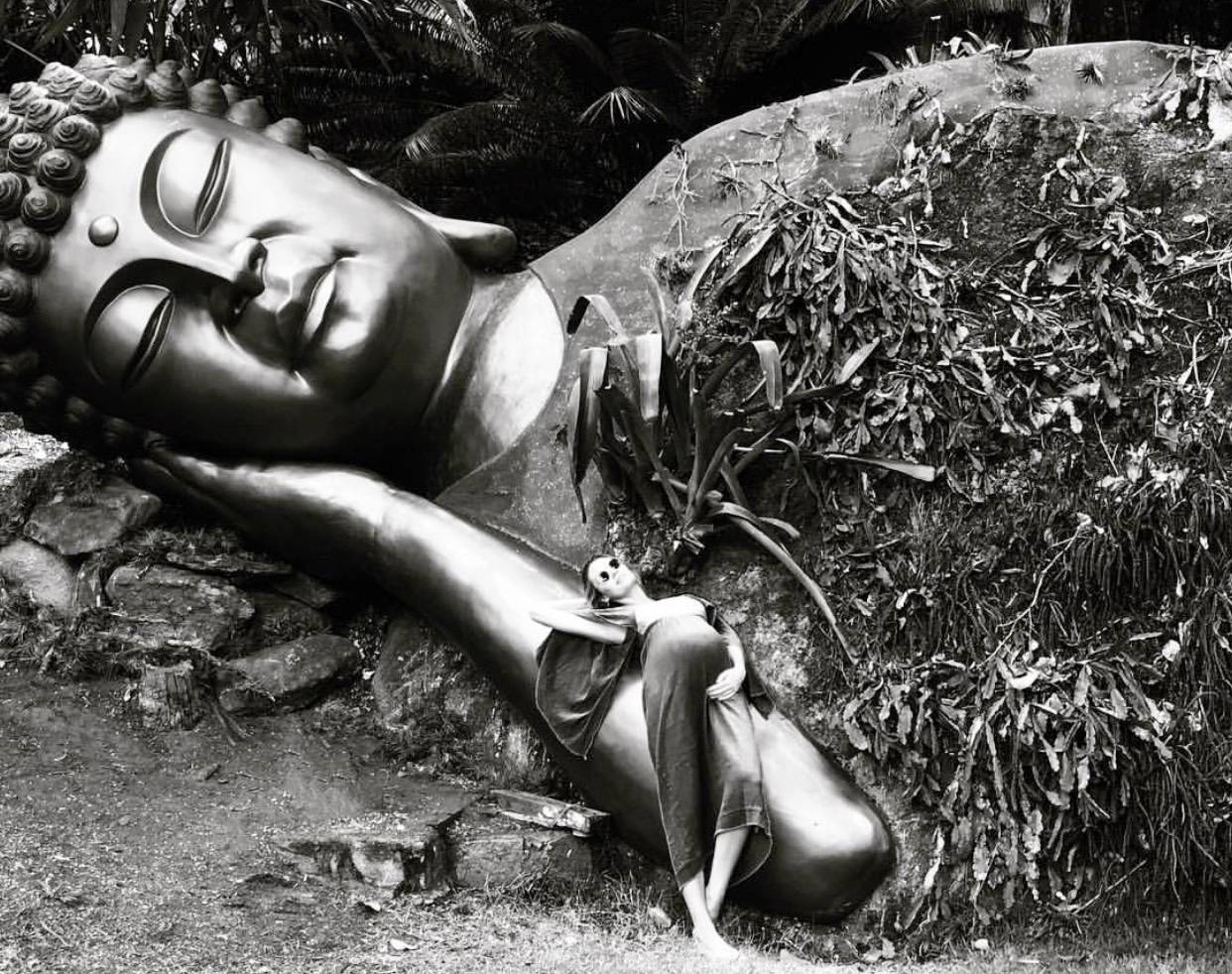 上帝の光|穿衣服对她是种浪费,生的孩子叫腰精的后裔