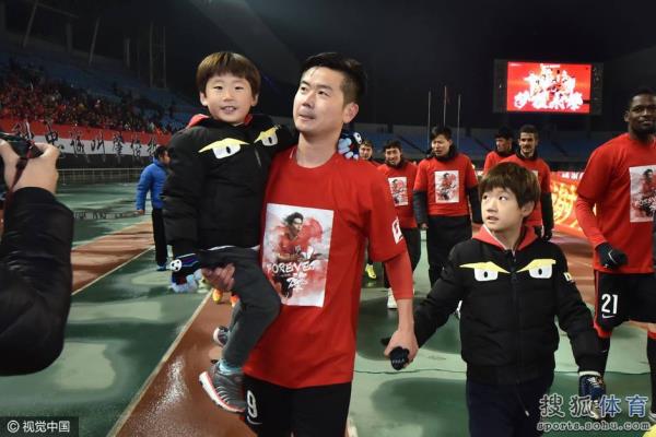 辽足欢庆保级肇俊哲光荣退役被队友抛起