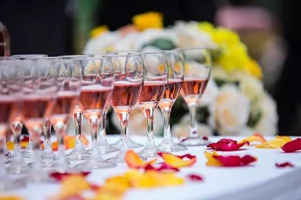 昨日一场独一无二的婚礼温暖了整个“国际庄”