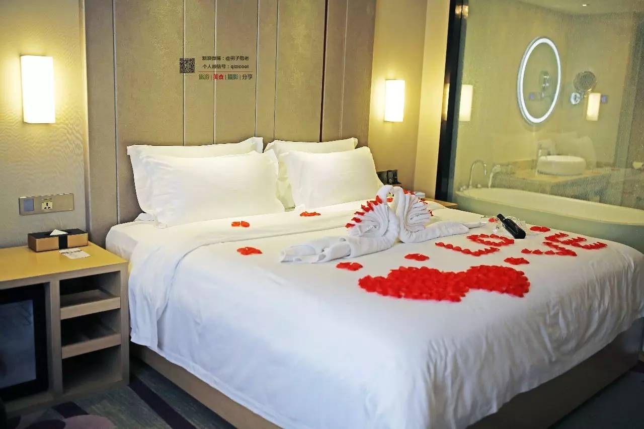 这一家酒店有门童，叫“白手套”。