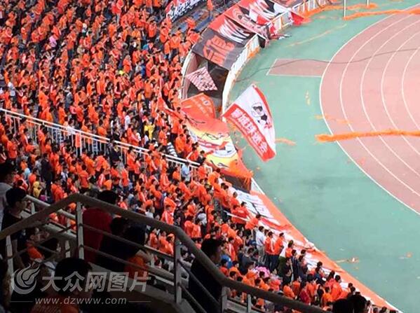 风雨同路荣辱相随聊城有一群橘红色火焰的忠实拥趸