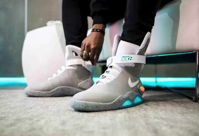 一支YSL就打发了女票，那一双NIKEMag呢？