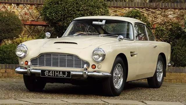 后视镜设计很别致,后视镜内部设计