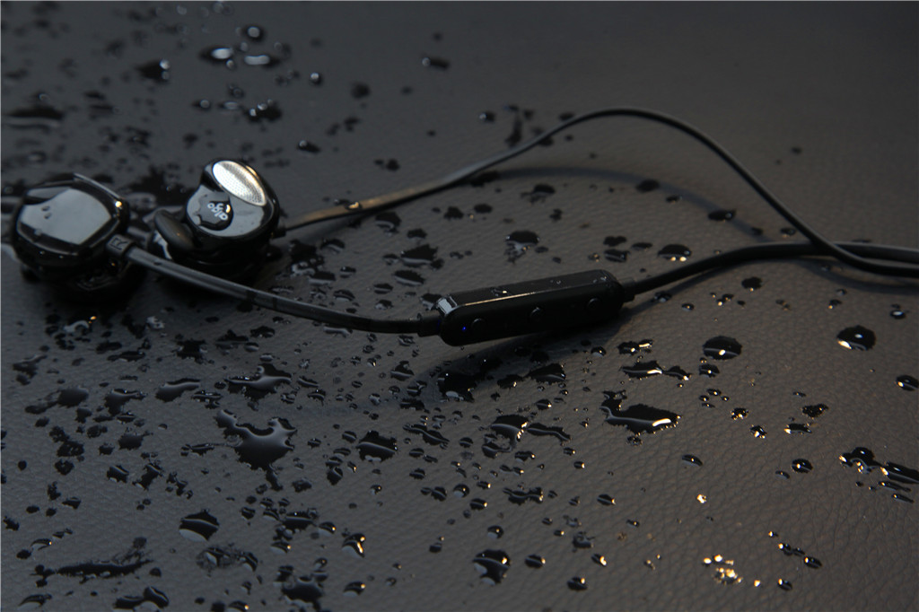 有线耳机唯一的好处是不怕没电,磁吸式耳机更换电池