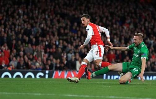 厄齐尔戏耍整条后防线,厄齐尔凌空抽射