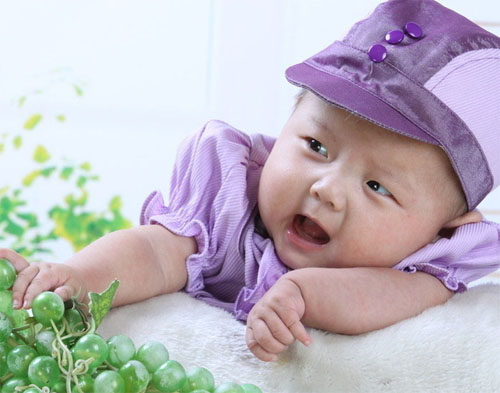 婴儿脸上脱皮是怎么回事,婴儿头上和脸上老是脱皮