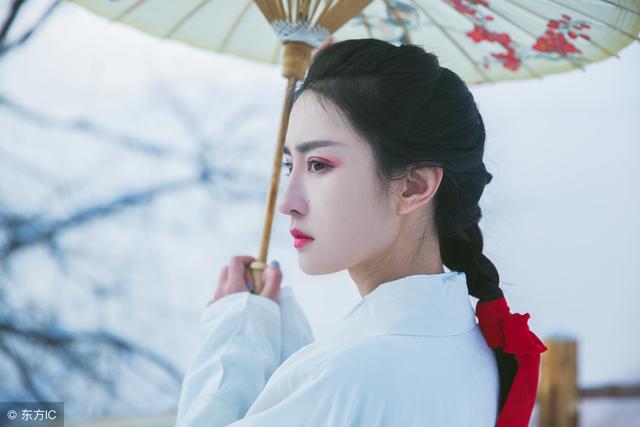 小说：她初来乍到，凭借一技之长，得到全村人的尊敬