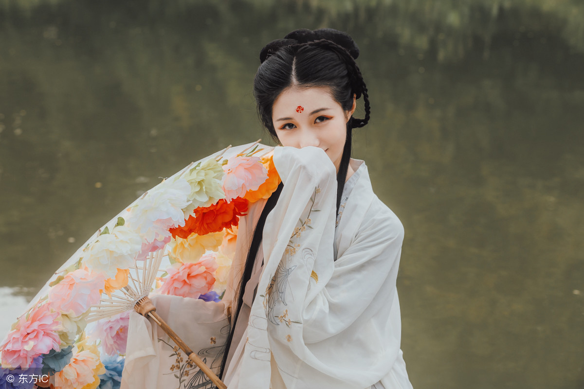 小说：她拿蛇皮到药店里卖，掌柜的不知道蛇皮还能入药，不敢收下