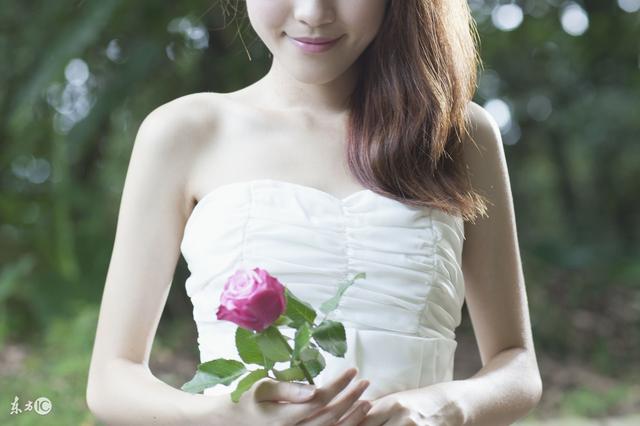 丈夫整日手机不离身冷落妻子，闺蜜替她出招：查查他的微信