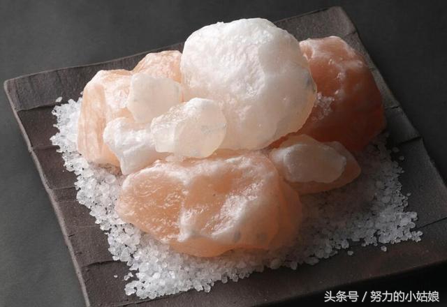 头上为什么会有螨虫?阿婆用一勺盐祛螨,千万螨虫落荒而逃