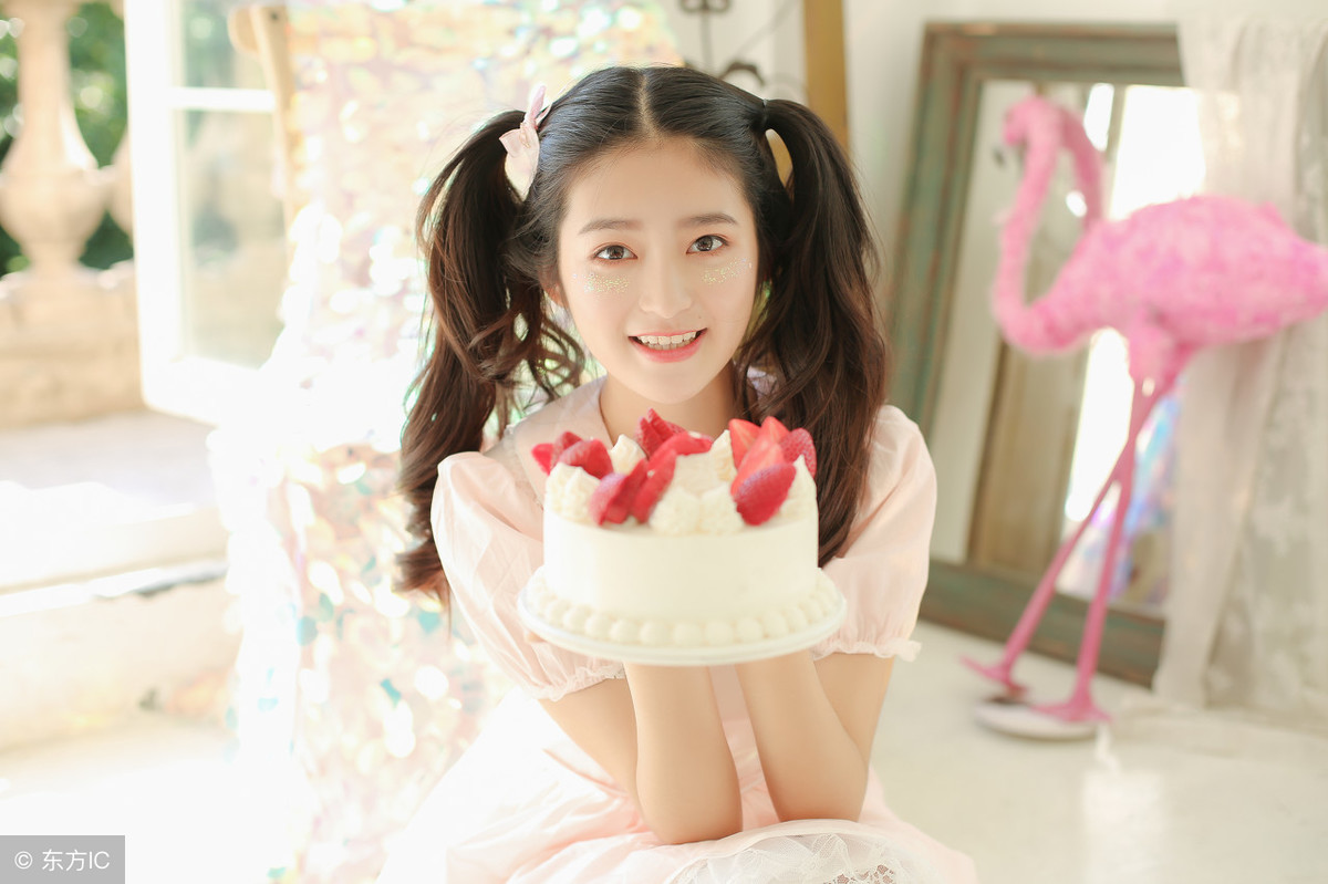 小说：他转过身来，发现一个长相甜美的女孩子，正站在自己身后